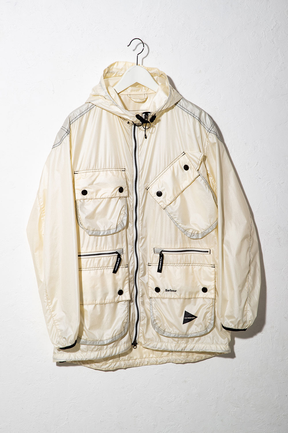 今日の逸品】and wander × Barbourの『shiny wind hoodie』