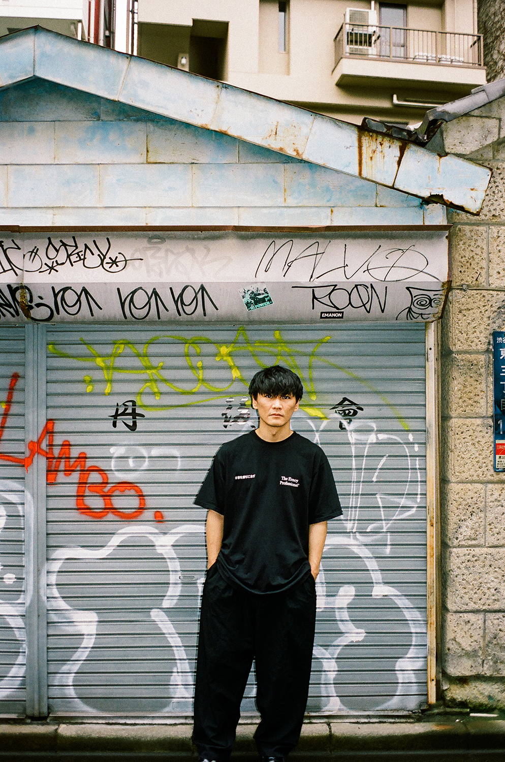 夜を乗りこなす。ENNOYとスタイリスト私物とsakanactionのTシャツが