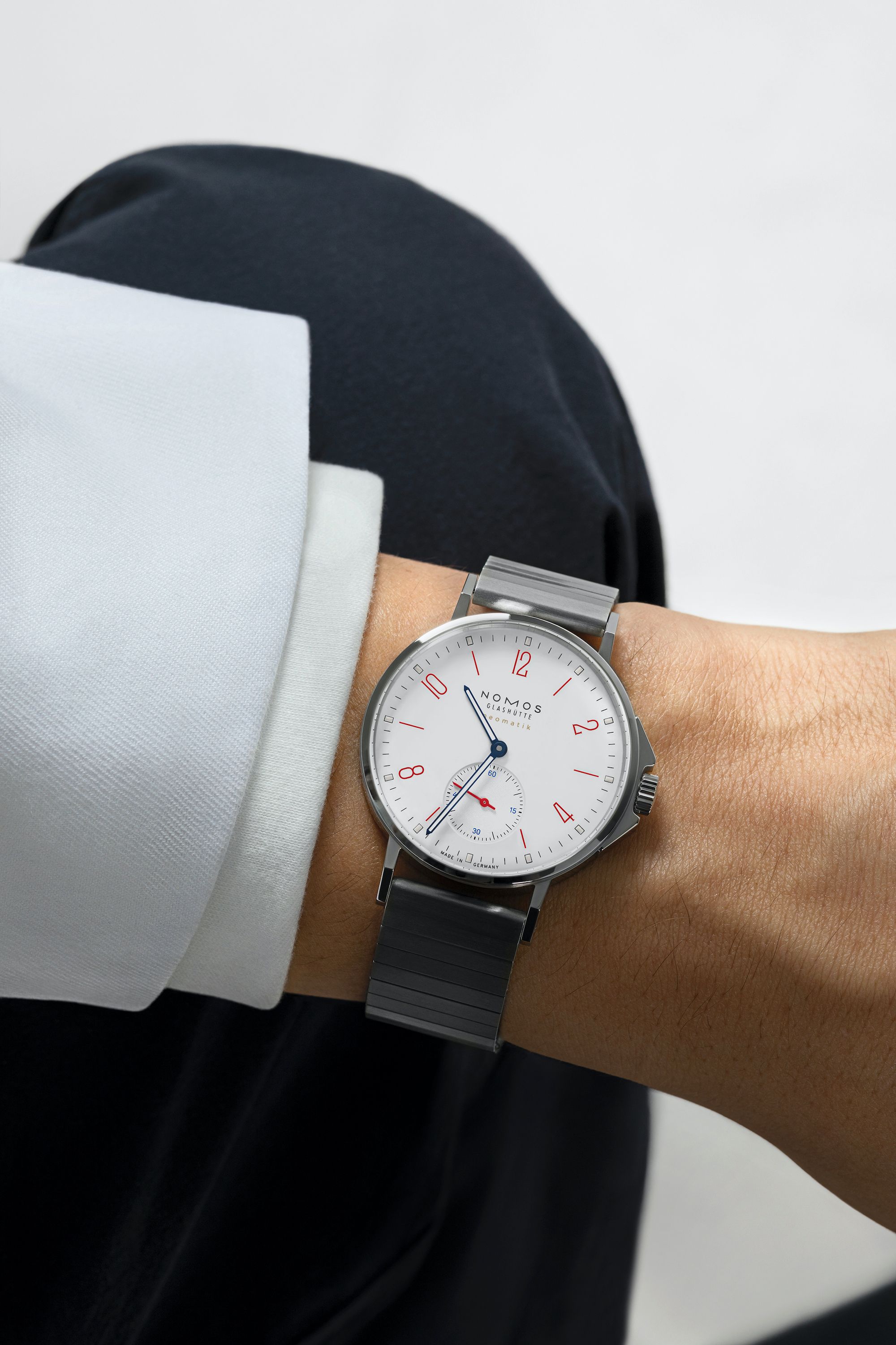 アホイ・ネオマティック・シグナル・ワイス – NOMOS Glashütte