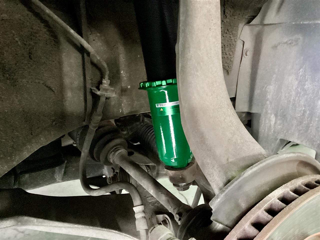 ダンパーからのオイル漏れを契機に車高調を投入。4WDグレードなので