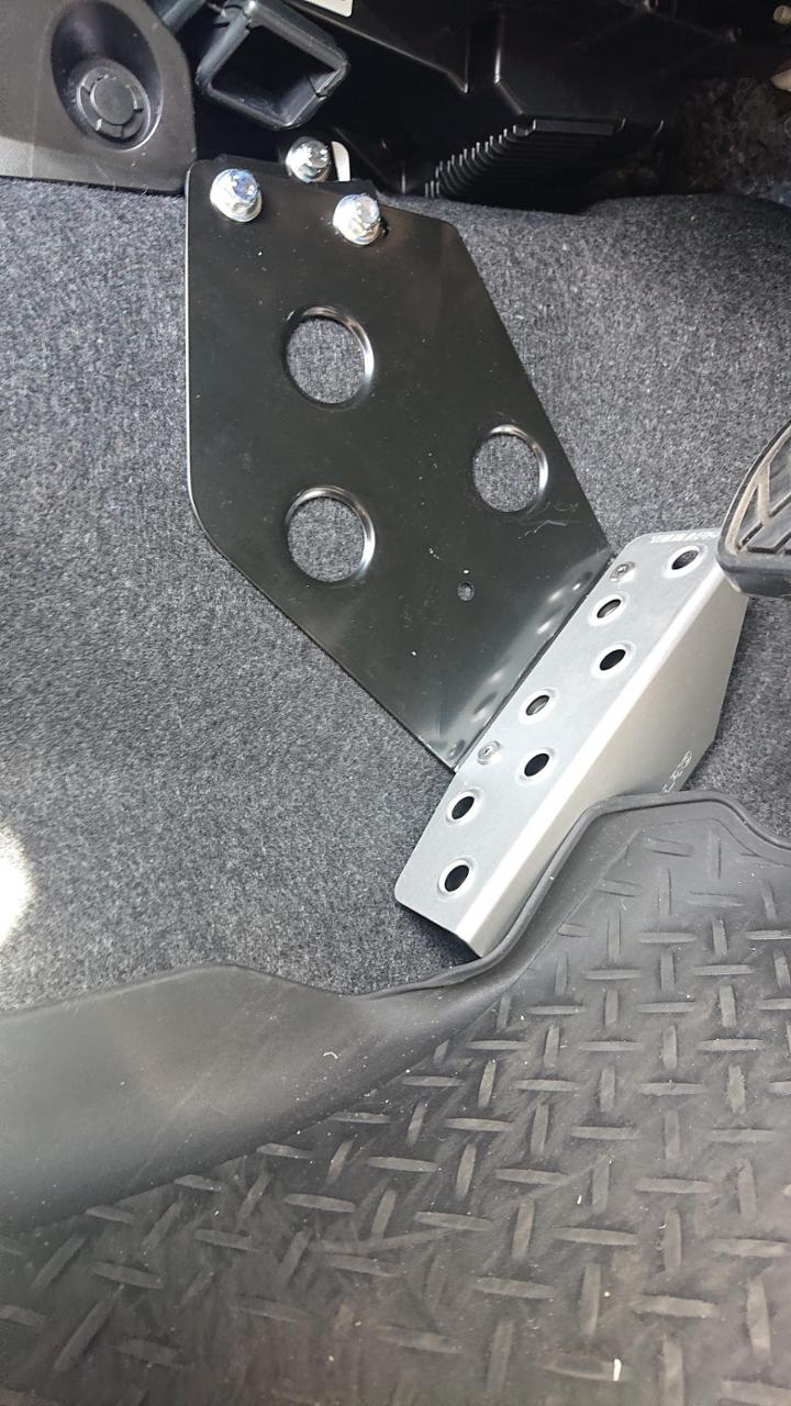 APIO MTドライバーズフットレスト・ジムニーJB64,JB74 マニュアル車用