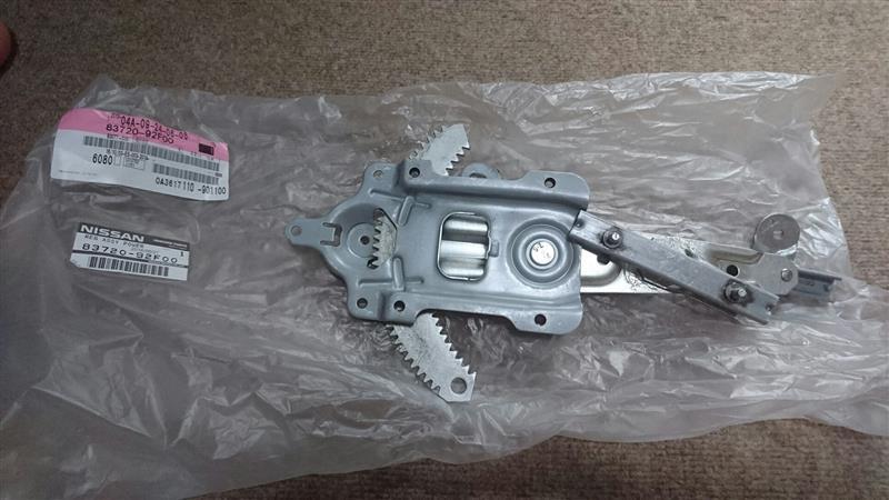 日産(純正) S15 シルビア (ヴァリエッタ) 運転席側 三角窓用