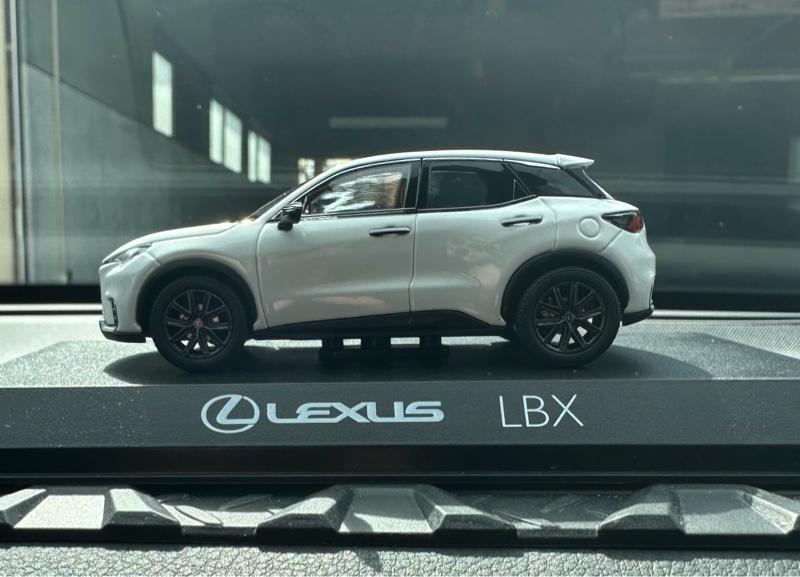 京商オリジナル 1/43 LEXUS LBX (ソニッククオーツ) 完成品 のパーツ
