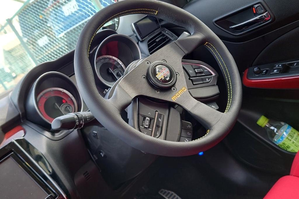 momo VELOCE RACING （320mm） のパーツレビュー | スイフトスポーツ