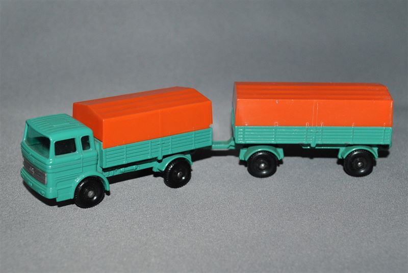 英国マッチボックス、No.1/No.2 メルセデス トラックトレーラー｜覆面