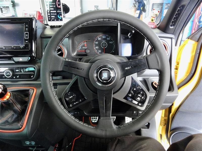 小径340mmの“ナルディ クラシック ブラックレザー＆ブラックスポーク