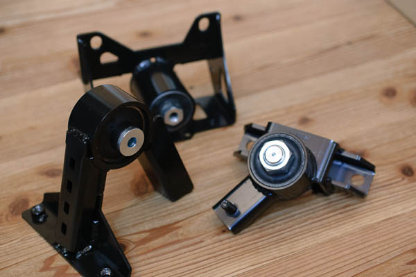 CUSCO強化エンジンマウント取付(後)（スズキ スイフトスポーツ・ZC32S