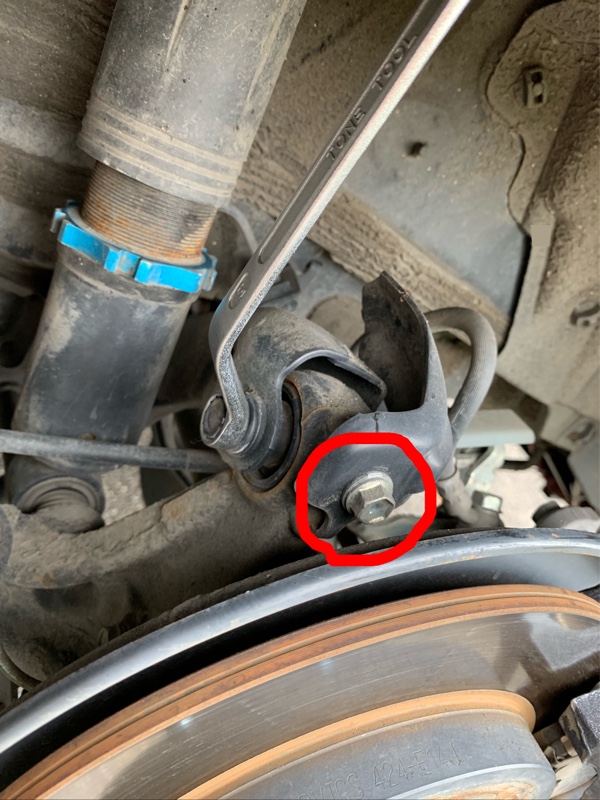 リアアッパーアーム、トーコンロッド取り付け（トヨタ プリウス・50系