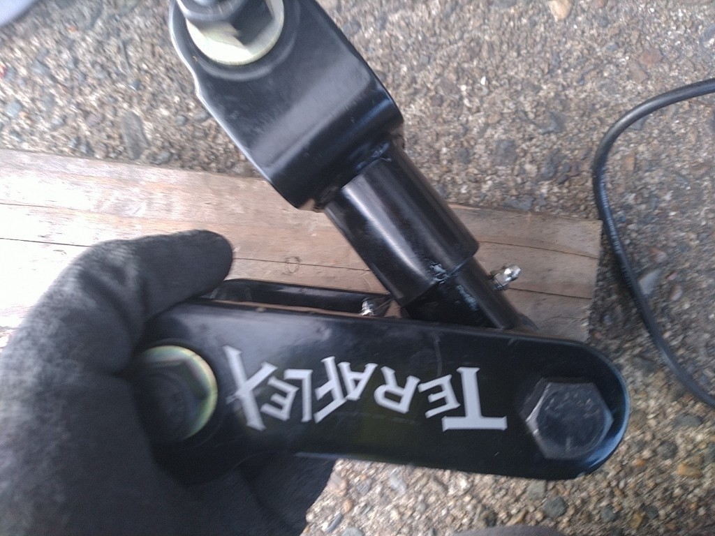 テラフレックスのリボルバーシャックルをインストール（スズキ