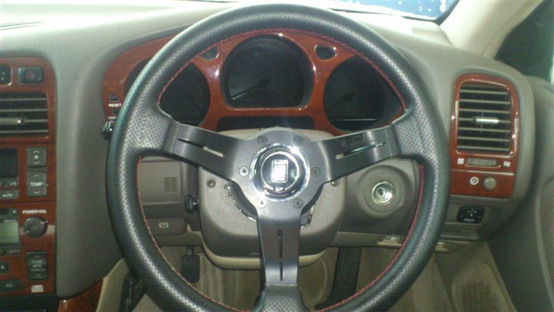 アリストのボス交換(自分の)と社外ハンドルへ交換(友達の)（トヨタ