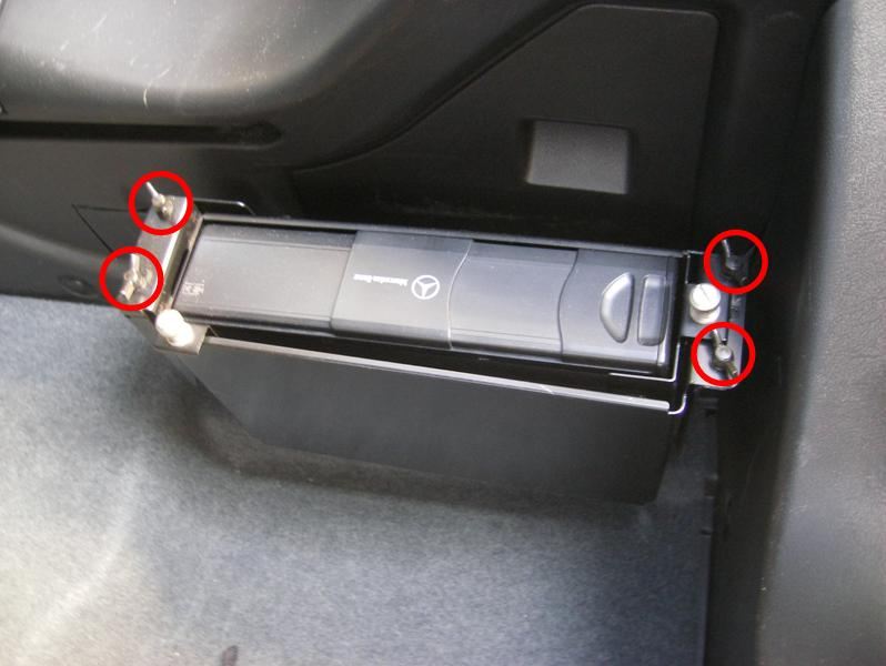 6連奏CDチェンジャー取り外し（メルセデス・ベンツ SLK）by クマさん