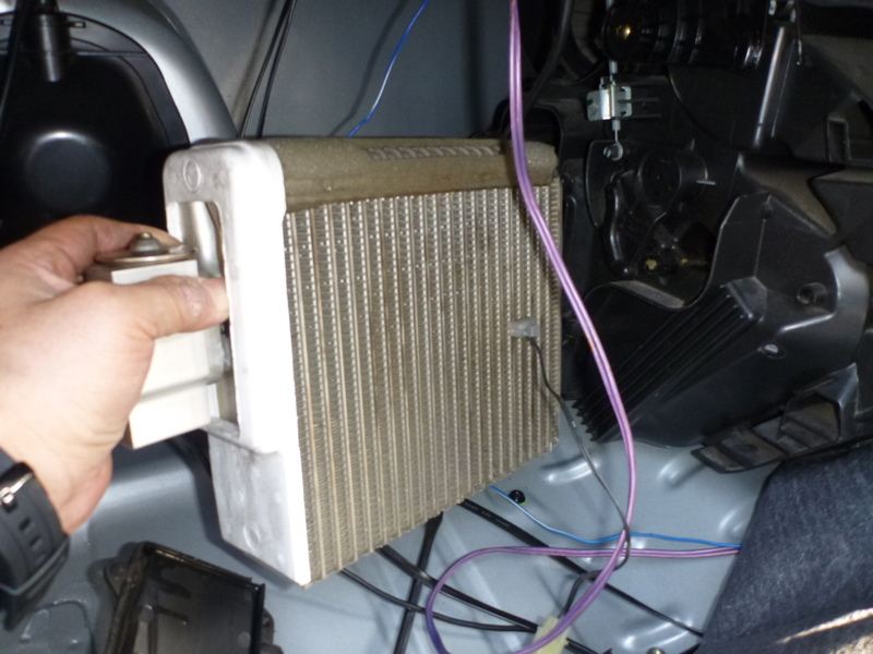 エバポレーターの分解清掃その2（164185km）（スバル サンバー・TT/TV