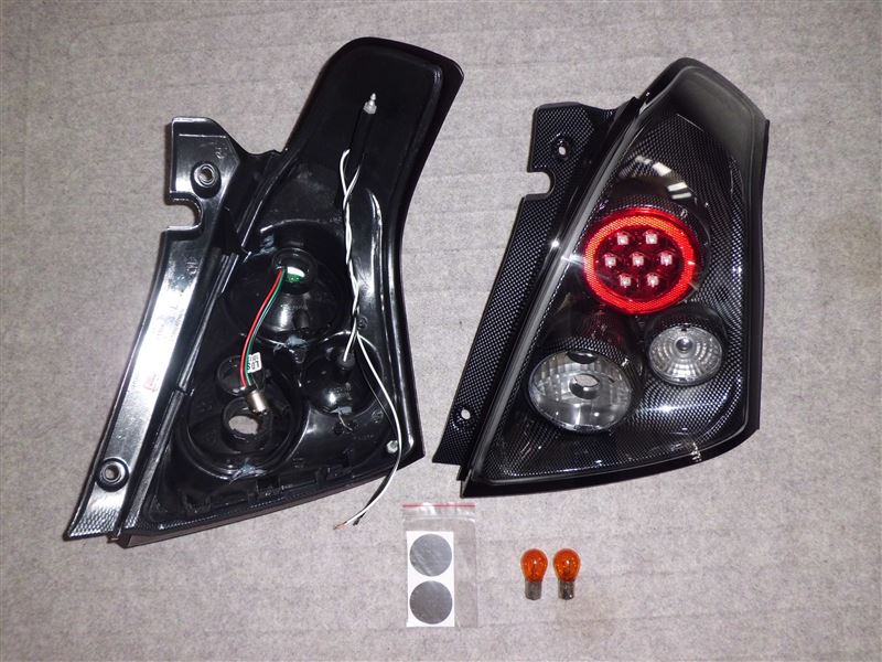 ラ・アンスポーツ LED付きユーロインナーカーボン転写テール（スズキ