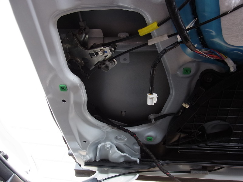 ポチガー取付 （スライドドア配線車両引き込み編） その1（トヨタ