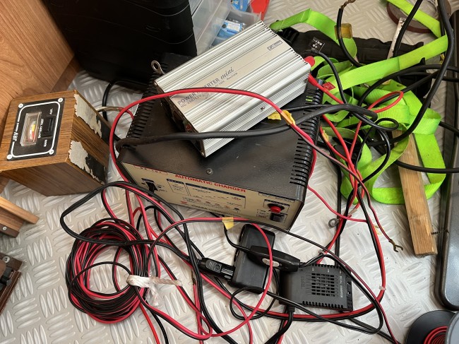 IOTA DLS-30 サブバッテリー充電器装着（タバート smallegg）by