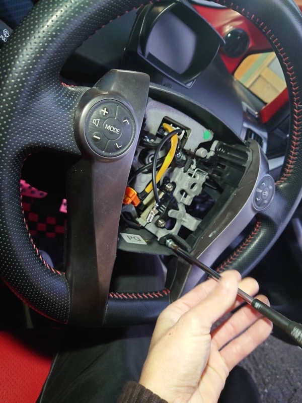ステアリングスイッチLED打ち替え😎（トヨタ プリウス G's・30系）by