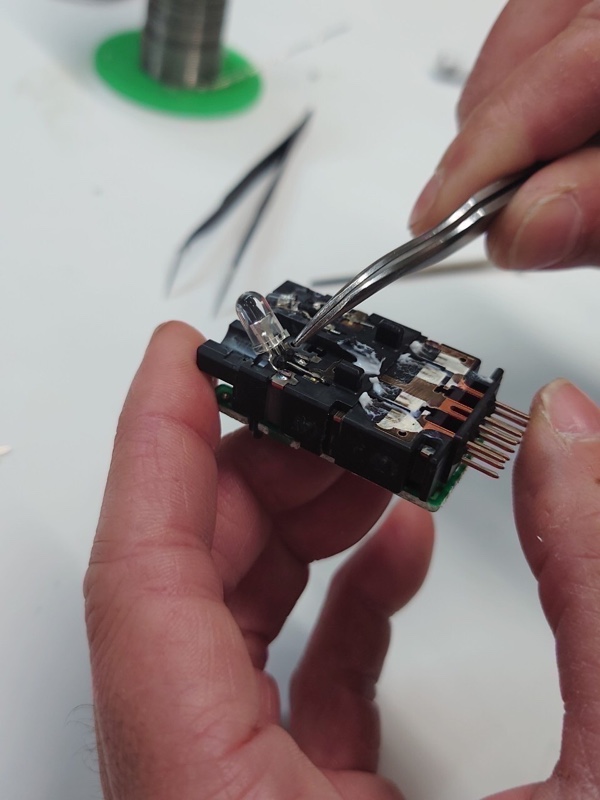 エンジンスタートボタンLED打ち替え😁（トヨタ プリウス G's・30系）by