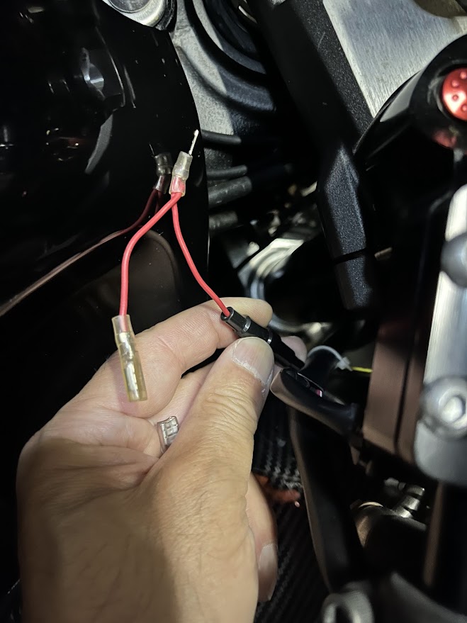 DAYTONA製バイク専用電源（USB2ポート仕様）の配線作業（カワサキ