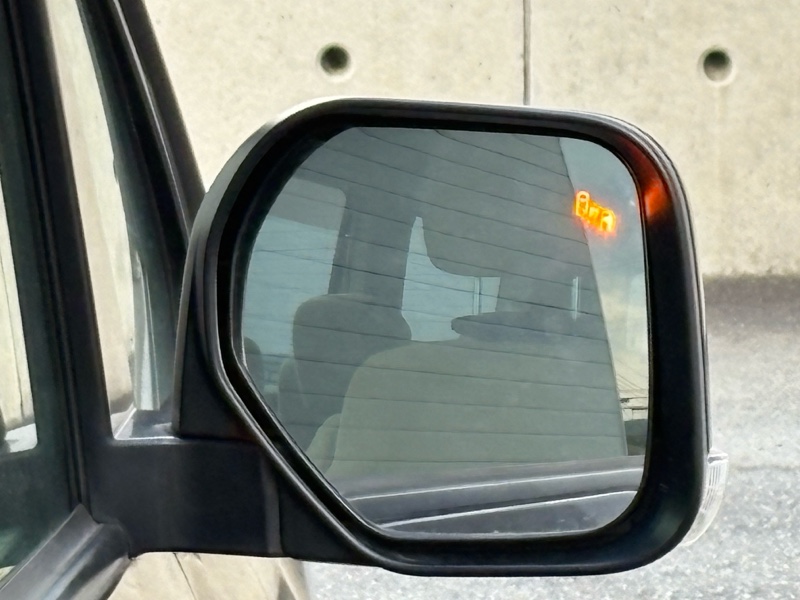 MC前デリカD5に純正風後付けブラインドスポットモニター取り付け（三菱