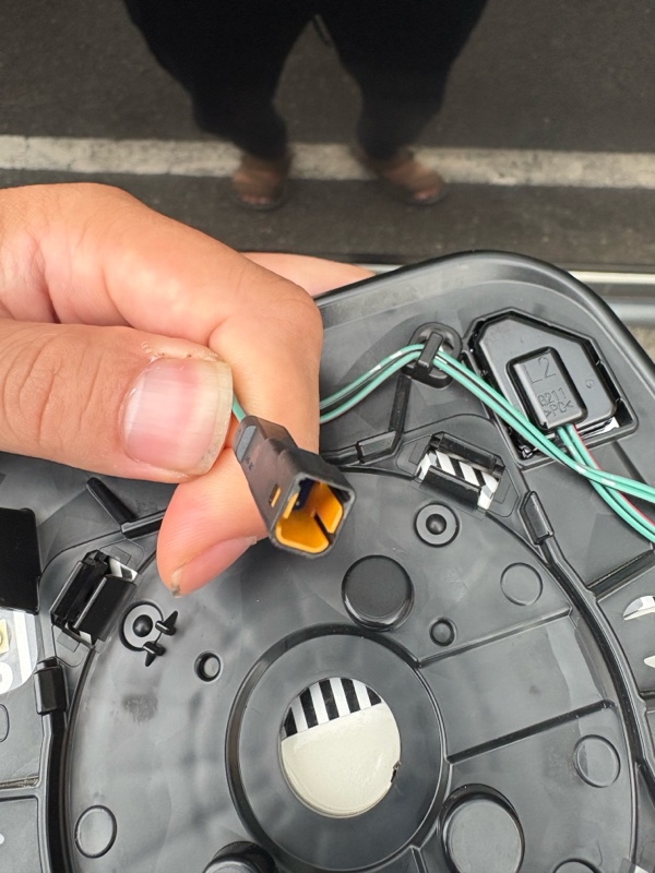 MC前デリカD5に純正風後付けブラインドスポットモニター取り付け（三菱