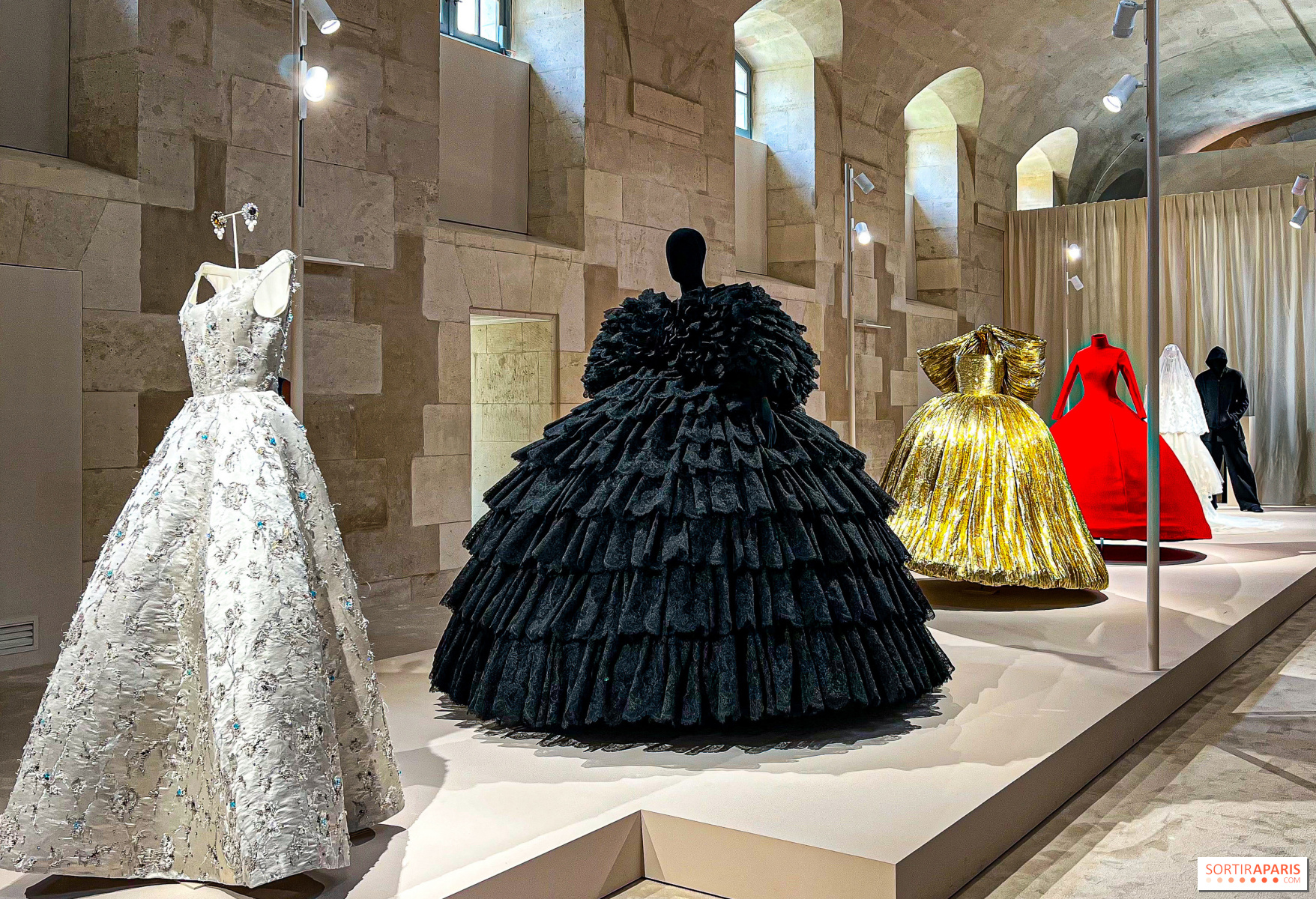 バレンシアガ バイ デムナ：ケリンググループ本社での無料ファッション