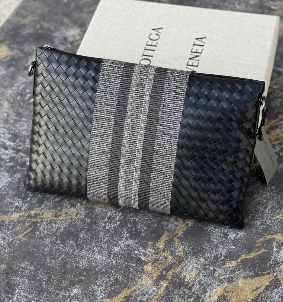 Bottega Veneta Men's Pouch Handbag in Black Leather and Fabric - E