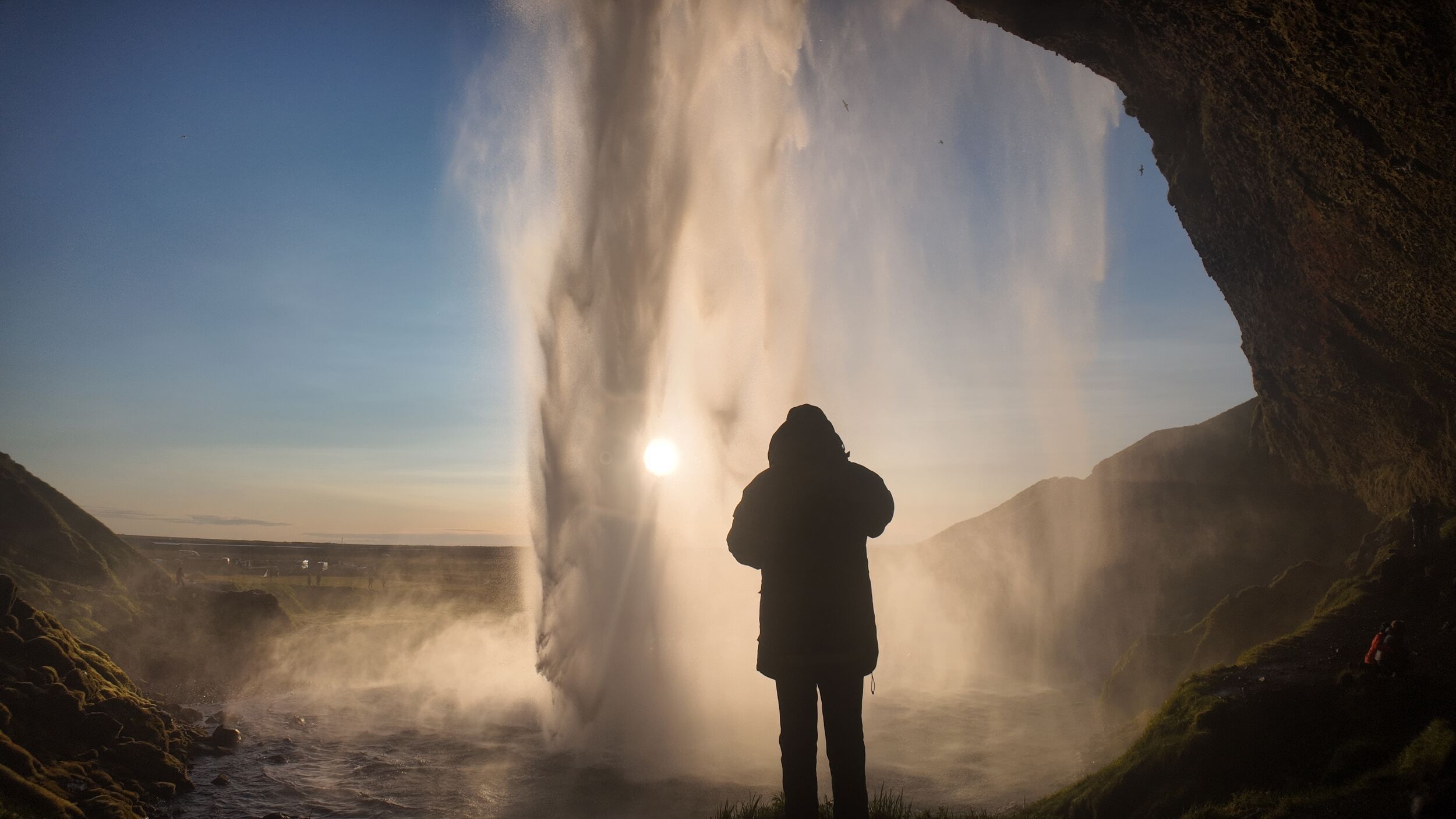 Midnight Sun in Iceland: When, Where & How to Experience It