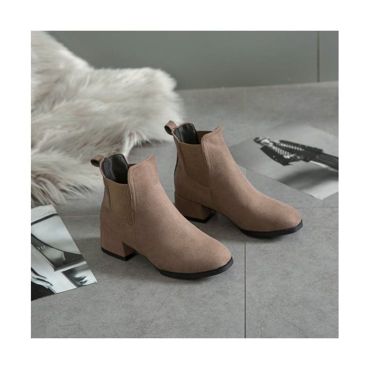 どんなコーデにもすっきりと合わせられるサイドゴアショートブーツ 春