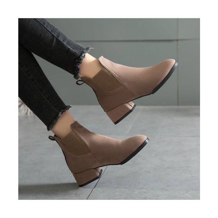 どんなコーデにもすっきりと合わせられるサイドゴアショートブーツ 春