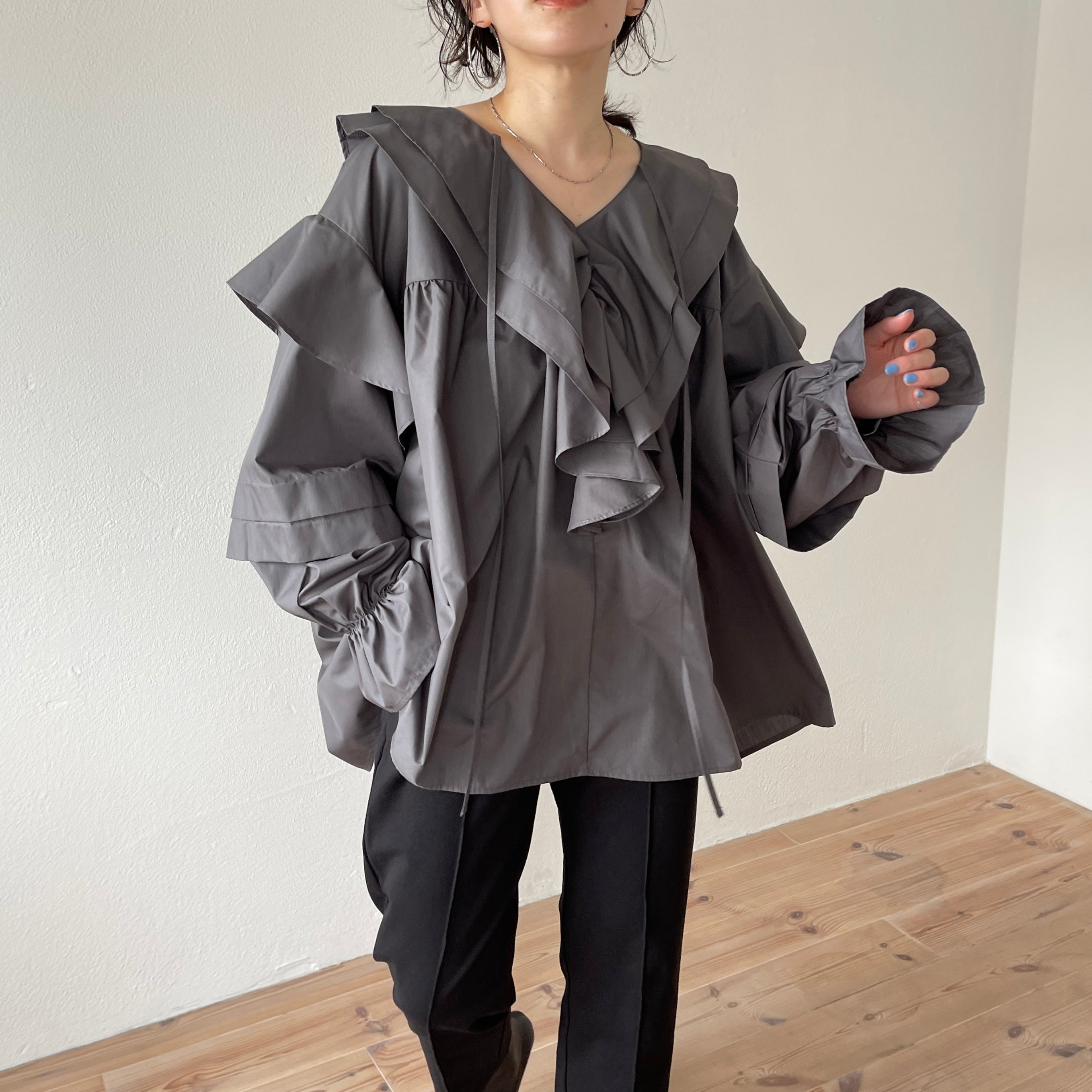 big collar frill blouse / charcoal （ビッグカラーフリルブラウス