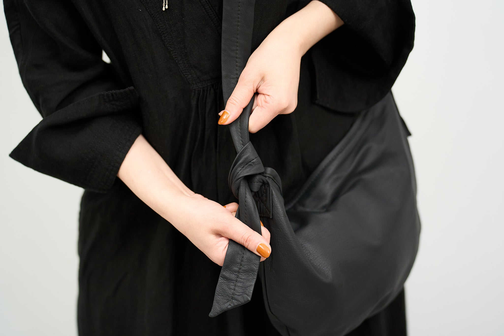 シンプルで柔らかいファスナー付きやぎ革ショルダーバッグ – REN