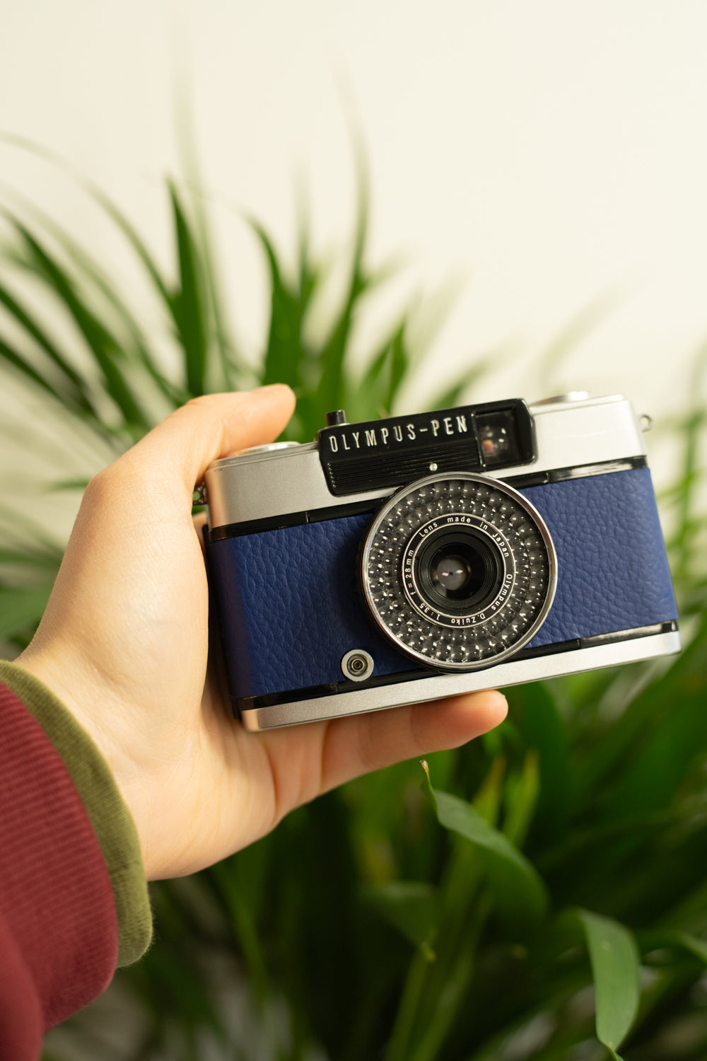 Review: Olympus Pen EE-3 - The Best Half-Frame 35mm Film Camera