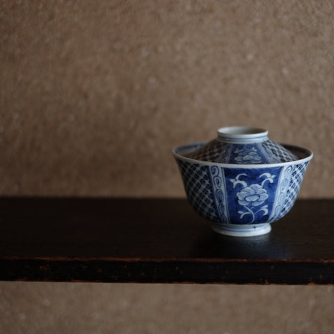 古伊万里 牡丹図 菱格子四弁花文 蓋付碗 (江戸後期) – 逢季荘