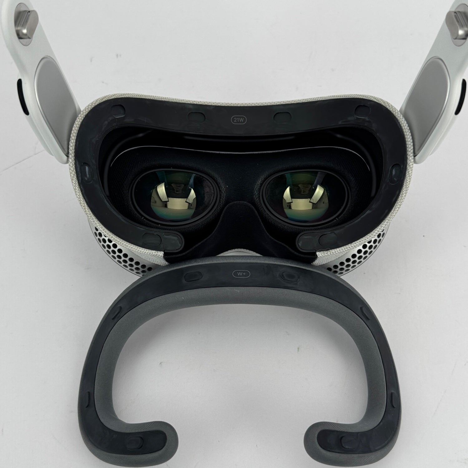 Apple Vision Pro M2 1TB 21W MQLA3LL/A | PayMore United States