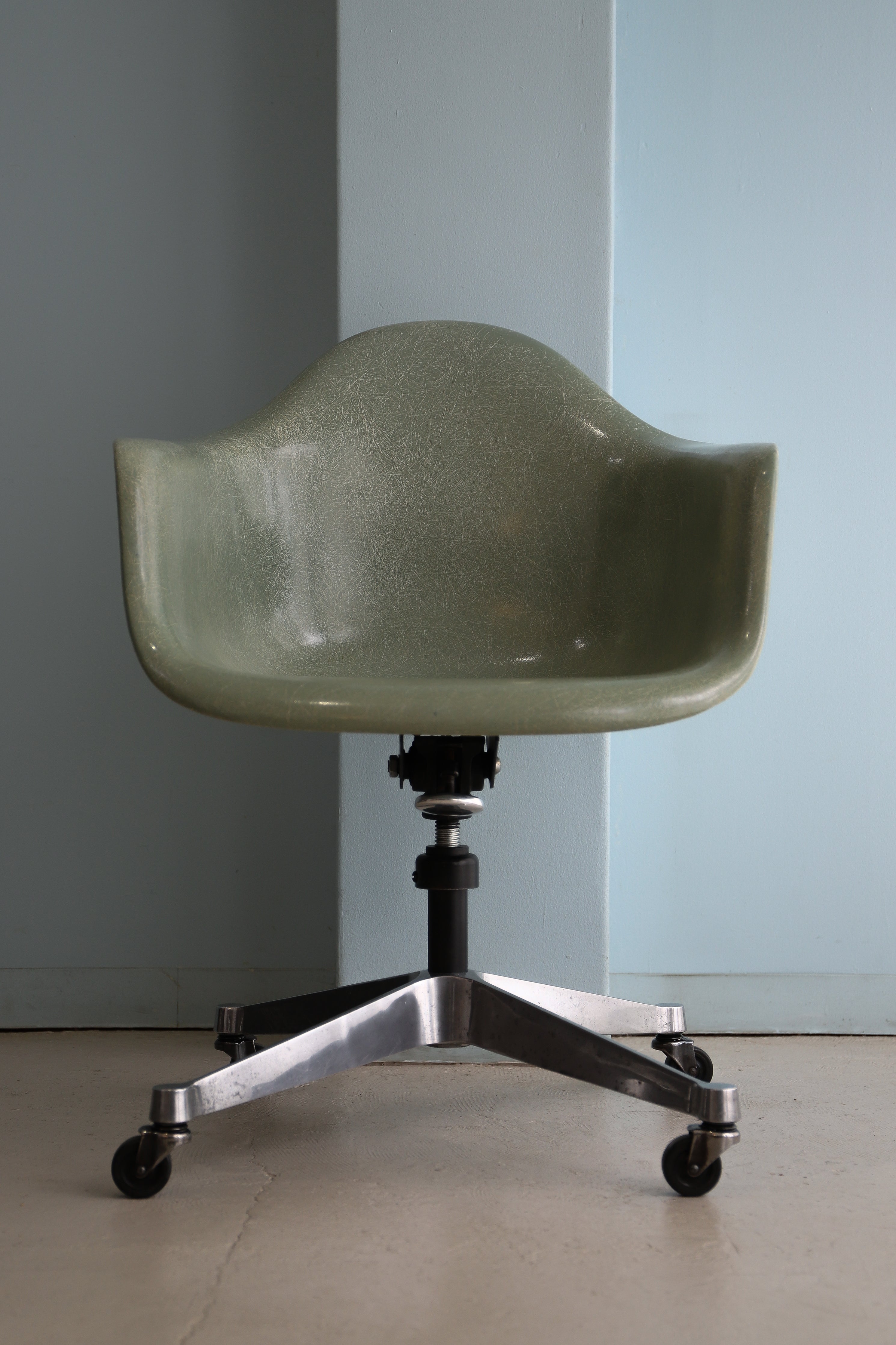 ハーマンミラー イームズ アームシェルチェア コントラクトキャスター