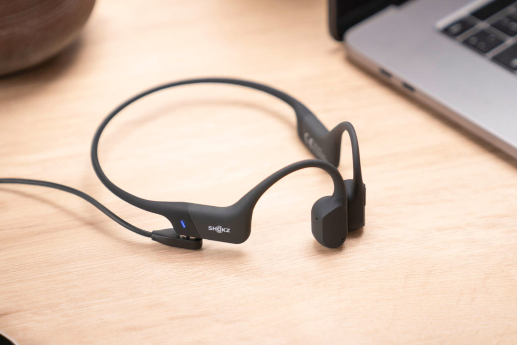 Shokz骨伝導イヤホン OpenRun | 耳をふさがず、周囲の音も聞こえる