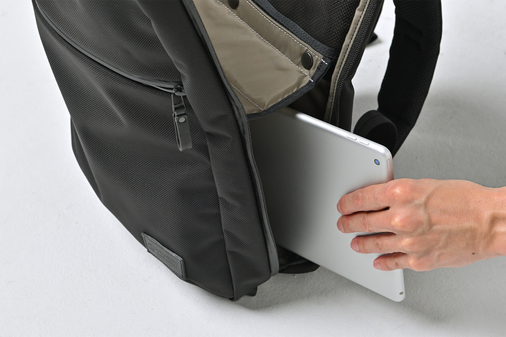 撥水レザー｜イライラを解消する“上下2部屋構造”リュック【seowU