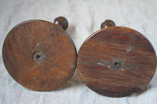 シンメトリーに楽しめる木製ペアキャンドルスタンド（燭台） イギリス