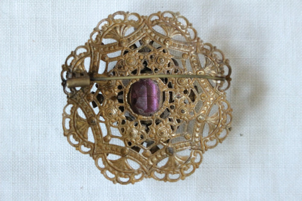 細かな細工のヴィクトリアンガラスブローチ（直径4.5cm） イギリス