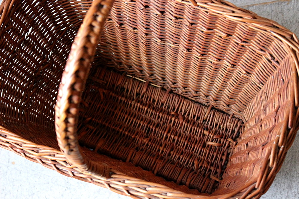 ピクニックに行きたくなるバスケット イギリスアンティークインテリア