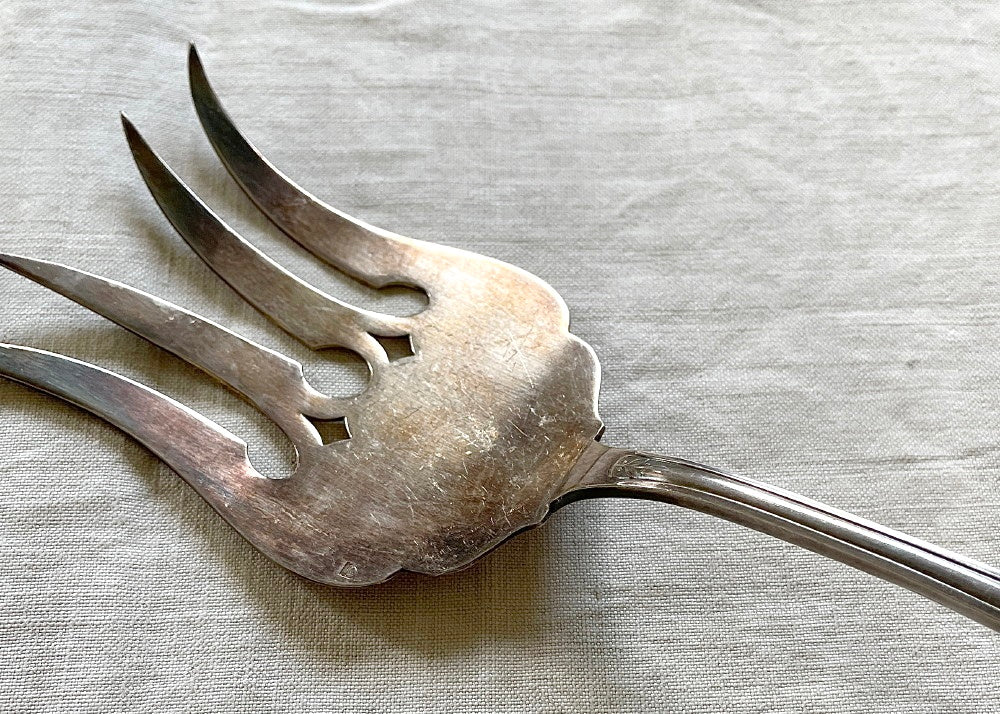 細かな細工が美しいサービングフォーク フランスアンティーク