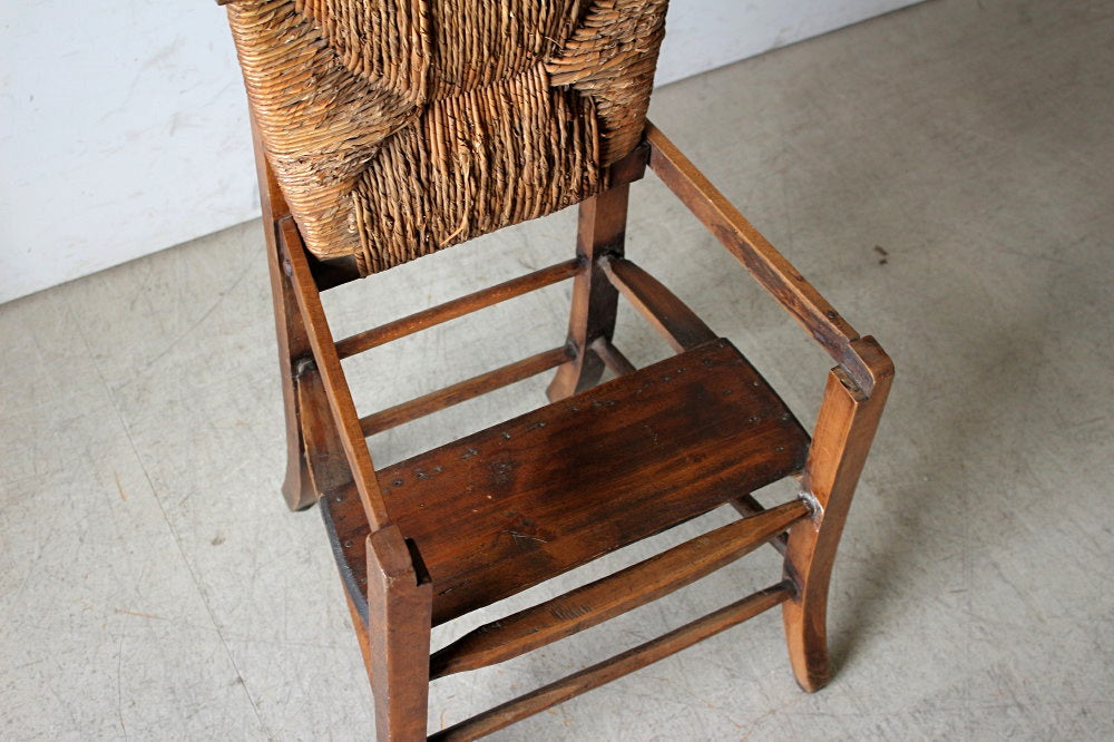 祈祷台にもなるストロー座面のチャーチチェア（高さ101cm） フランス