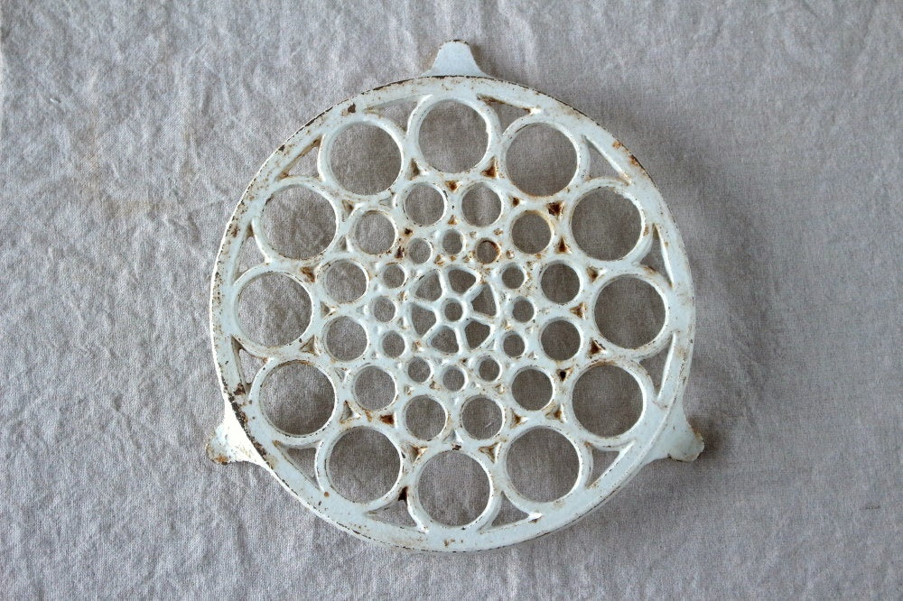 直径22cm白ペイントの丸いアイアントリベット（鍋敷） フランス