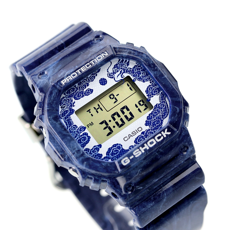 タフネスを追求し進化を続けるG-SHOCKから、青花※をデザインに