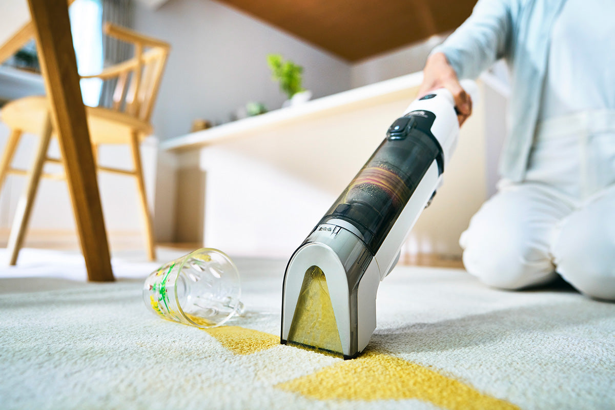 あっ！」と思った瞬間 強力吸引で、サッとシミ取り。液体汚れにサッと