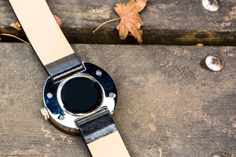 針がない木製時計「INDIOS」 – Emu-One