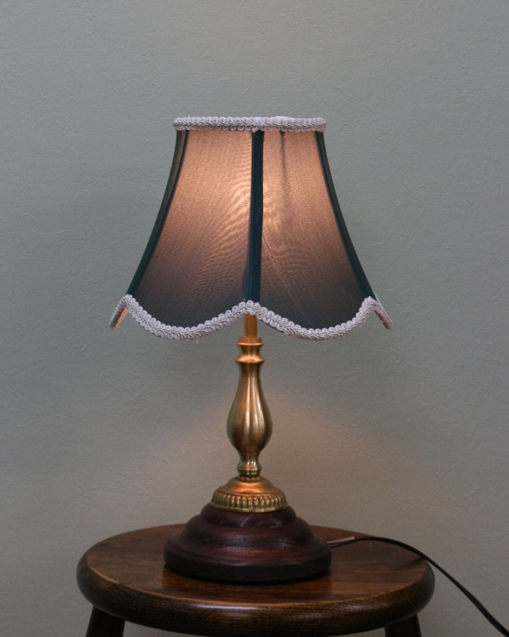 白いブレードがオシャレです♪ クラシックスタイルのテーブルランプ