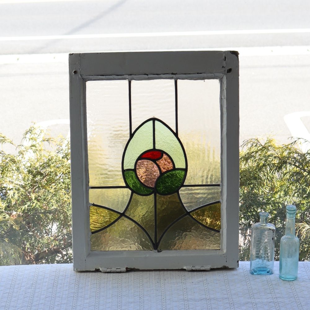 アンティークの窓枠もおしゃれ♪ アンティーク ステンドグラス VC108