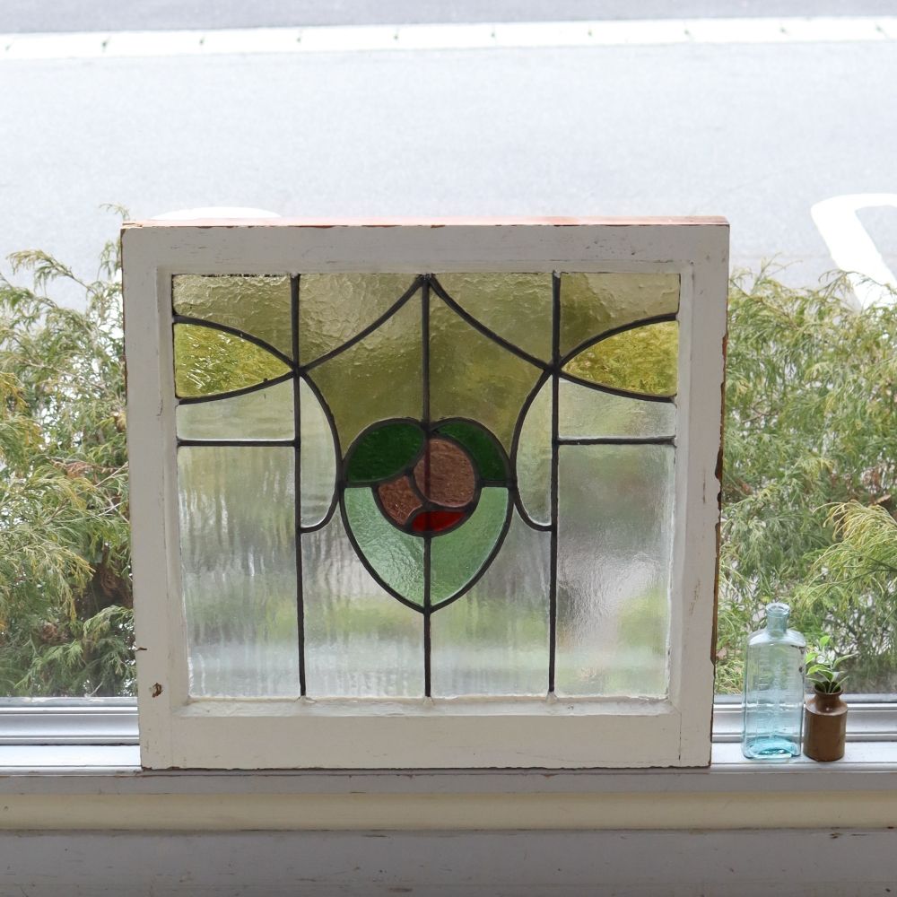 白い窓枠がオシャレ♪ アンティーク ステンドグラス VC108-237005