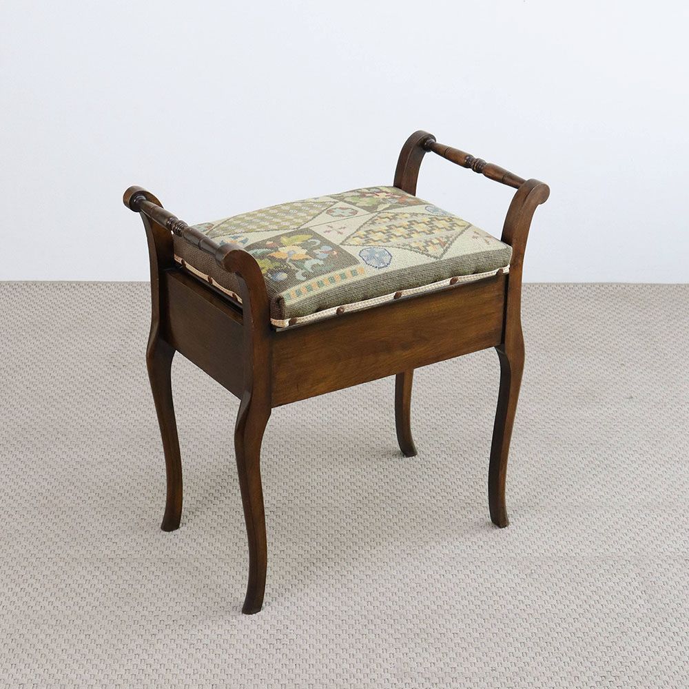 オシャレな刺繍の座面です♪ ピアノスツール VC109-121 – アンティーク